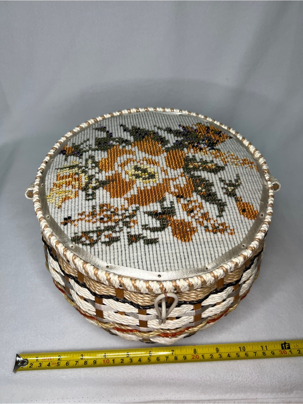 Vintage Japan 70’s Handwoven Floral Needlepoint Basket Purse - Cream & Mustard - Picture 10 of 11